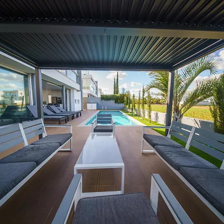 Hubstay - The Royal Palace Lux Private Pool Протарас